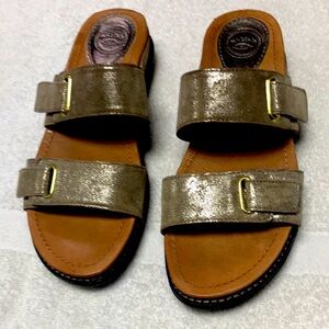 Ladies gold sandals leather upper and leather inner soul size 5 1/2 M